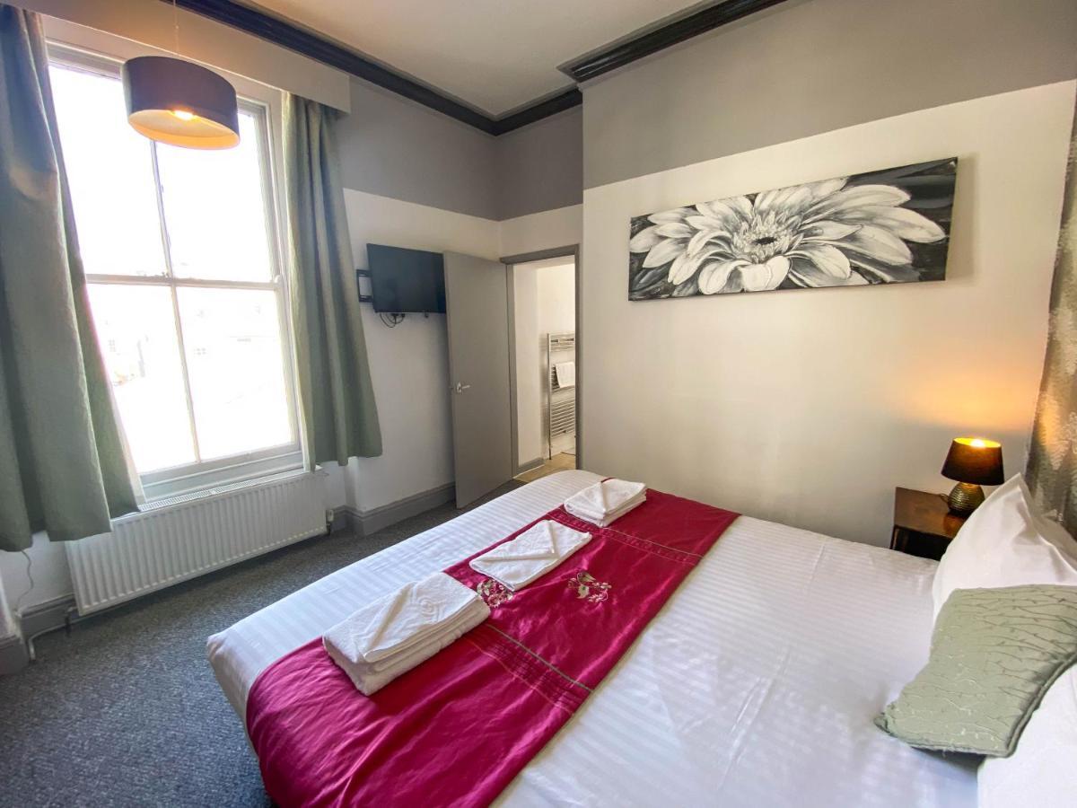 The Broadway Hotel لاندودنو المظهر الخارجي الصورة