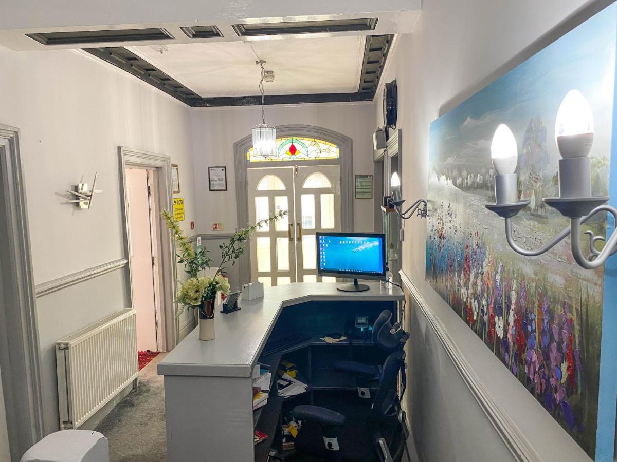 The Broadway Hotel لاندودنو المظهر الخارجي الصورة