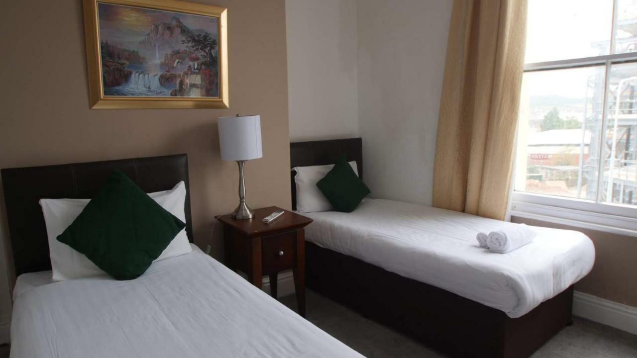 The Broadway Hotel لاندودنو المظهر الخارجي الصورة