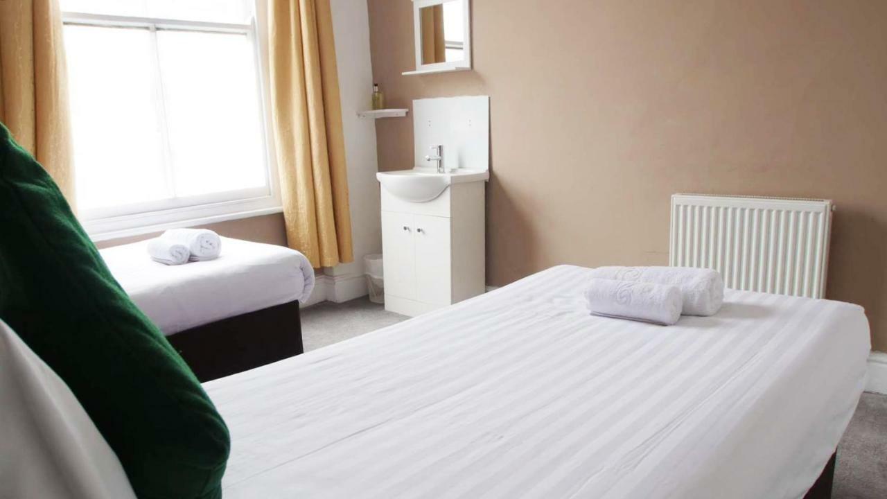 The Broadway Hotel لاندودنو المظهر الخارجي الصورة